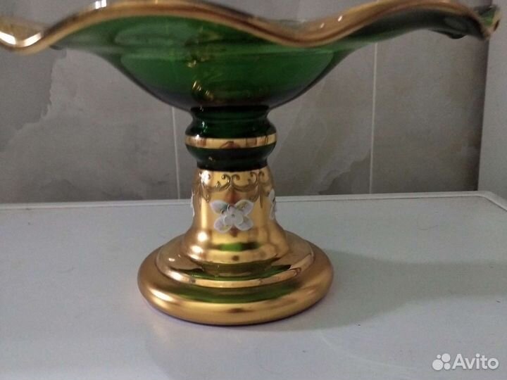 Ваза для фруктов на ножке