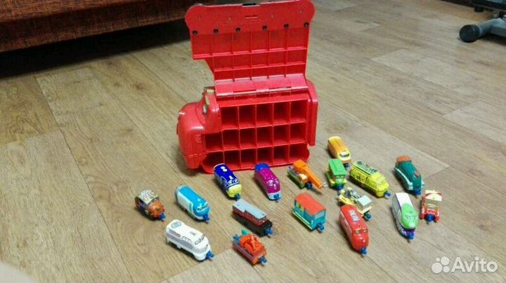 Паровоз- гараж + коллекция паровозиков 