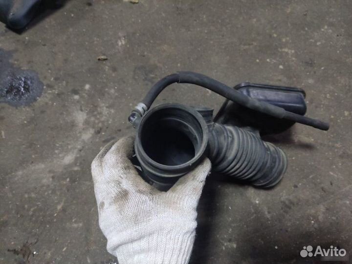 Патрубок воздушного фильтра Mitsubishi Galant 9