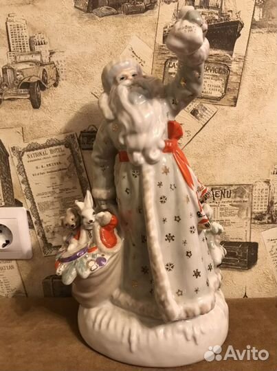 Статуэтка фарфоровая - Дед Мороз