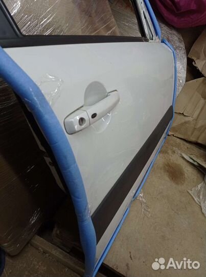 Передняя правая дверь Suzuki sx4 2013