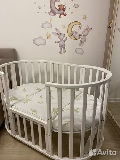 Детская кроватка с маятником
