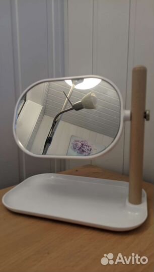 Зеркало и место для мелочи