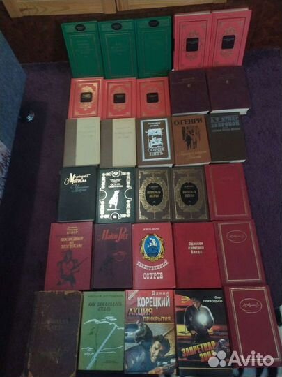Много разных книг, сказки, фантастика,детектив, и