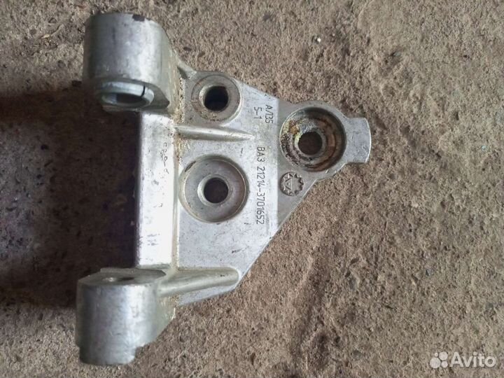 Кронштейн крепления генератора Нива