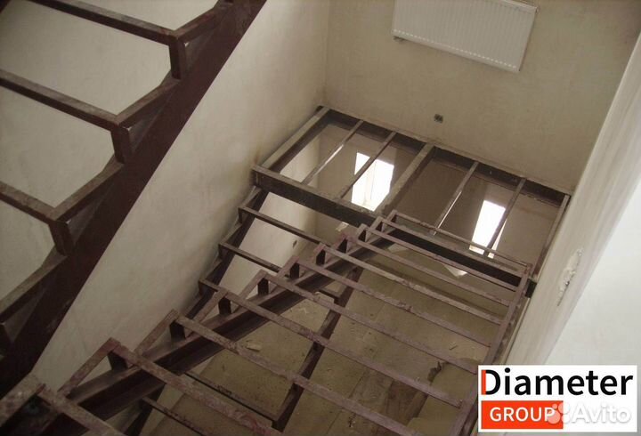 Центральная лестница с площадкой