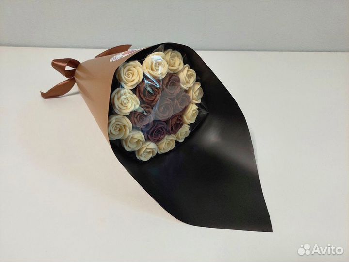 Букет из Белого и Молочного Шоколада - 19 Роз