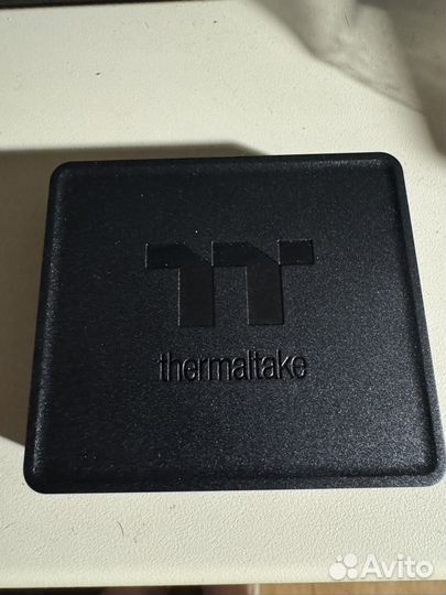Хаб для вентиляторов Thermaltake