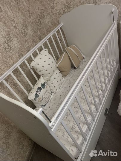 Детская кроватка с маятником