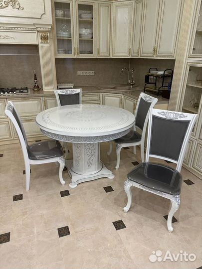 Круглый стол и стулья