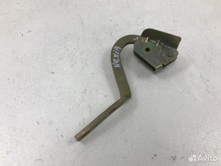 Петля крышки багажника левый Daewoo Nexia 1