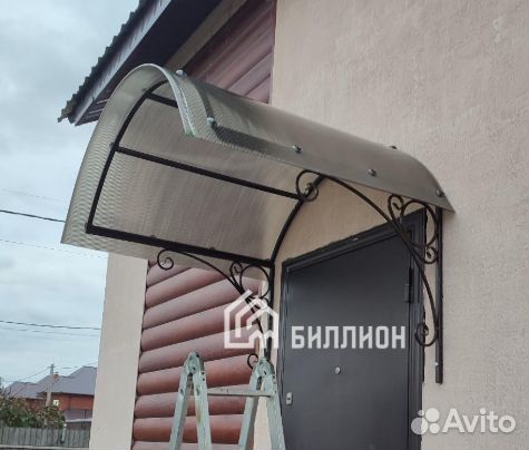 Козырек кованный над входной группой №1