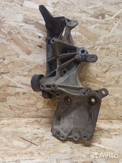 Кронштейн генератора Renault Laguna 1