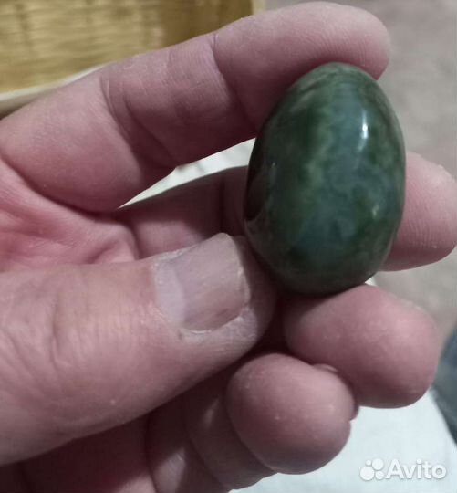 Нефрит галтовка с эффектом кошачьего глаза