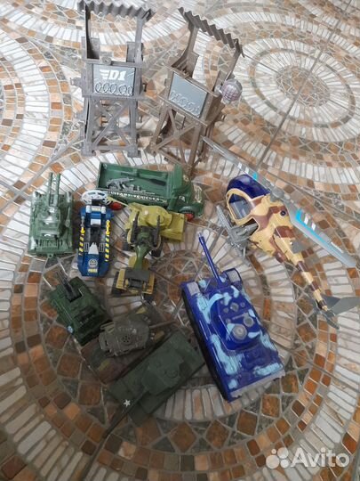 Набор игрушек военный