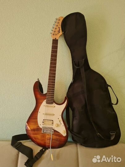 Электро гитара с комбиком, микрофон в подарок