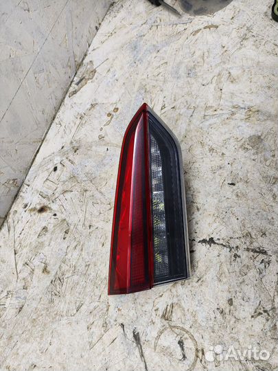 Фонарь внутренний левый на Skoda Rapid 2