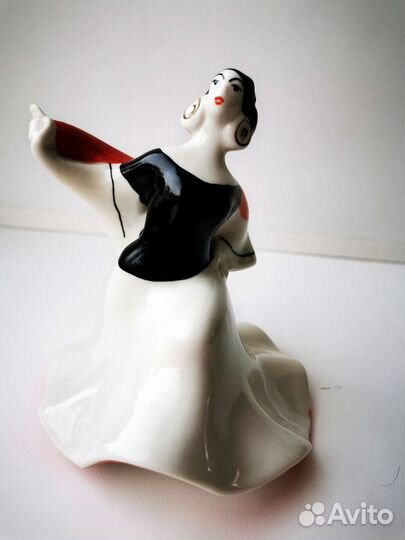 Фарфоровая статуэтка 