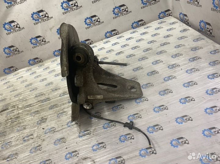 Кулак задний Bmw 520D E61 M57N2 2006