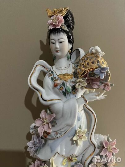 Фарфоровая статуэтка 