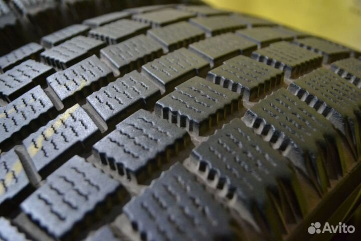 Yokohama Ice Guard IG10 215/60 R16