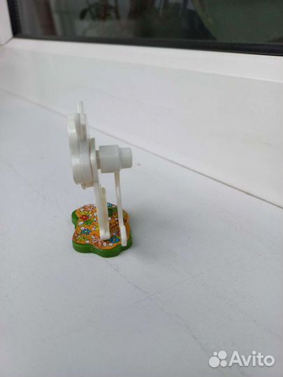 Коллекционная игрушка из киндер сюрприза