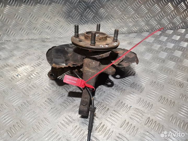 Ступица передняя левая Mitsubishi Carisma 1999