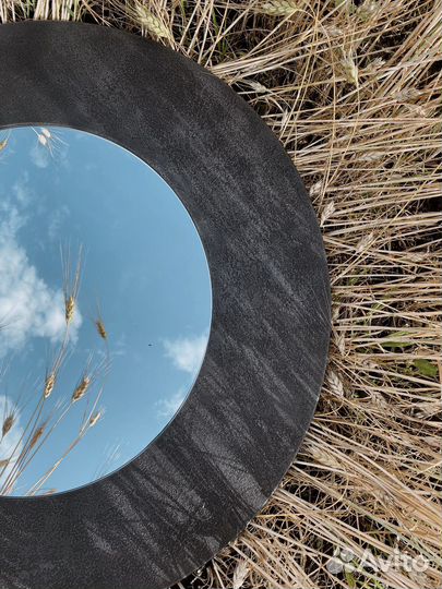 Зеркало с декоративной окантовкой