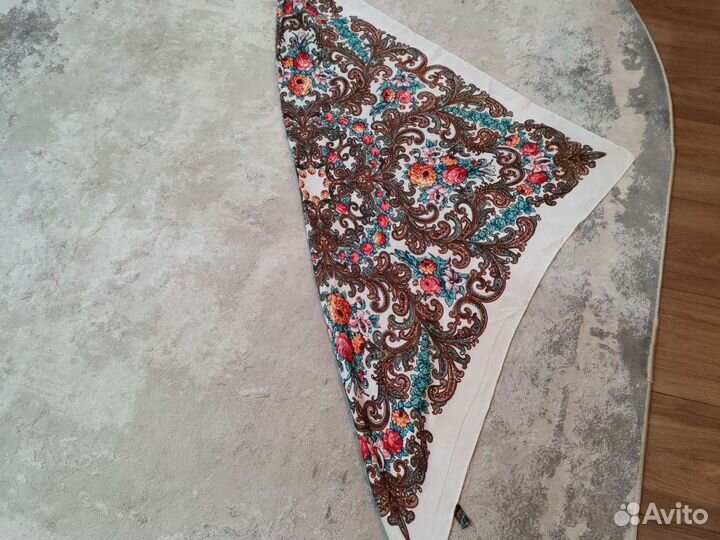 Платок с цветочным узором