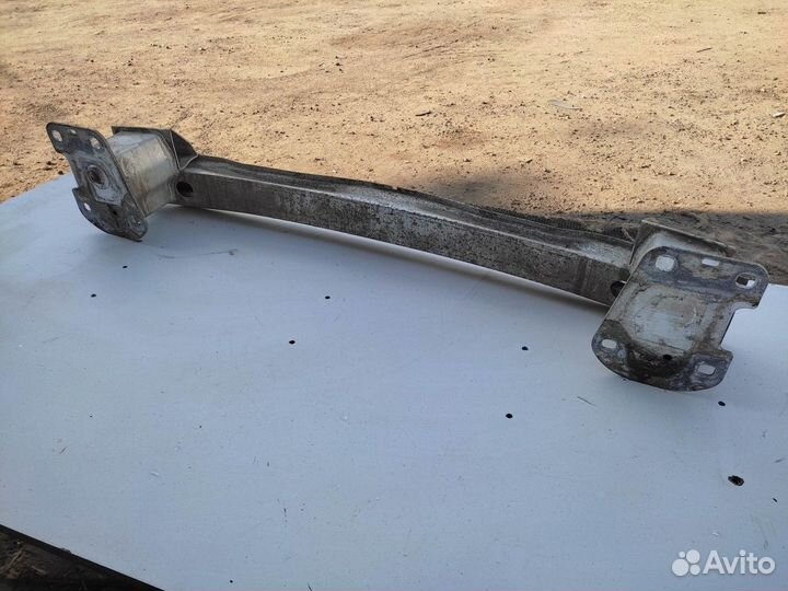 Усилитель заднего бампера (Audi Q8)