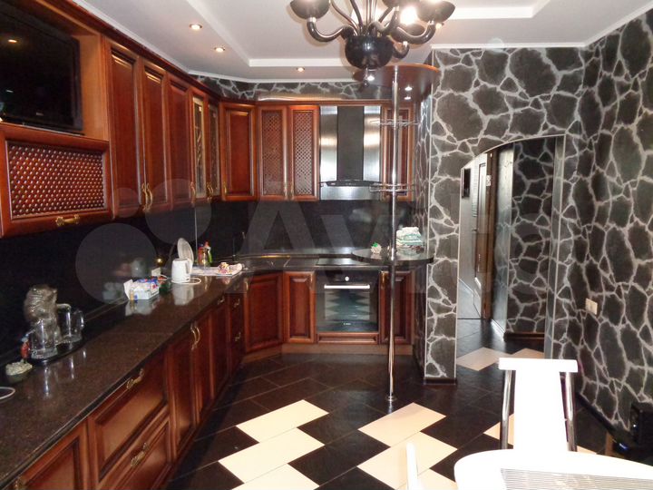 2-к. квартира, 70 м², 4/10 эт.