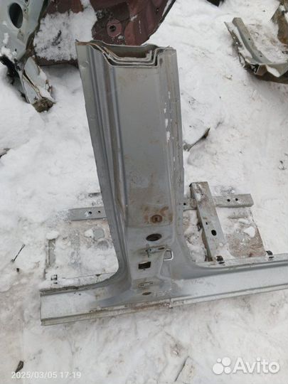 Центральная стойка кузова правая Renault Megane