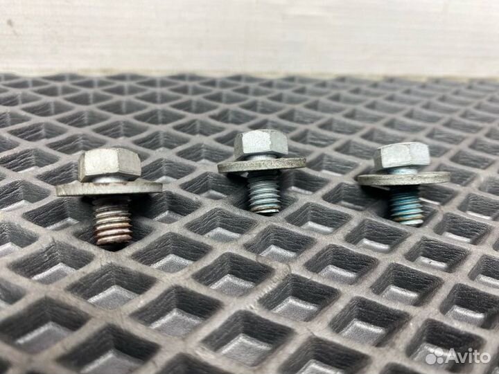Болты крепления теплового экрана катализатора