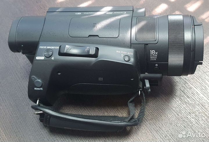 Видеокамера Sony FDR-AX700 черный