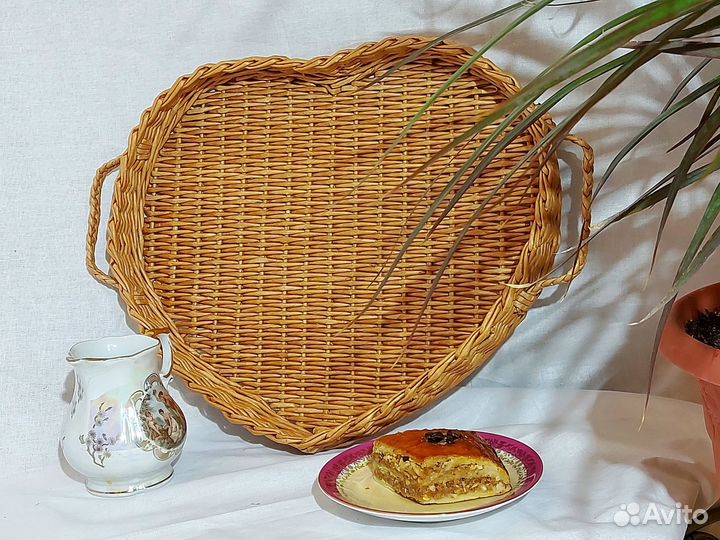 Плетеный поднос с ручками в форме сердца