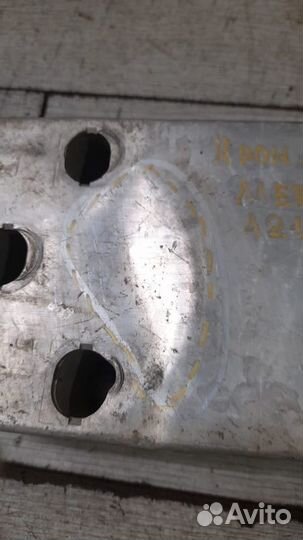 Кронштейн усилителя передний левый Mercedes E