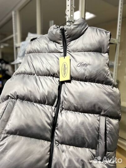 Серая пуховая жилетка