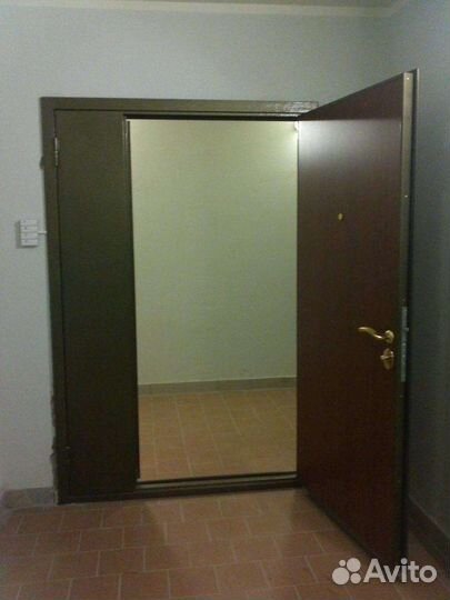 Входные тамбурные двери на площадке