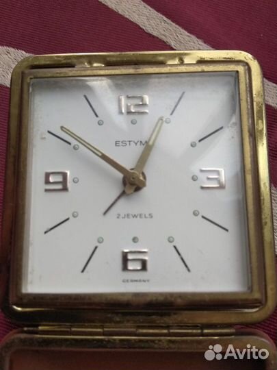 Часы механические в футляре