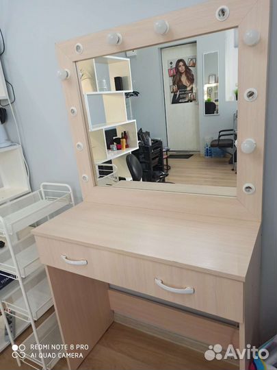 Гримерный стол с зеркалом и подсветкой