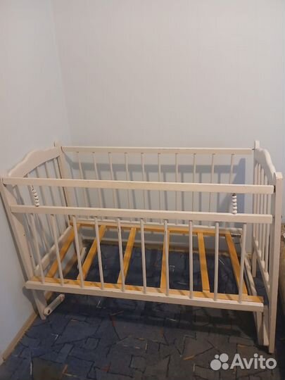 Детская кроватка с маятником