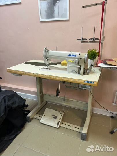 Две швейные машинки и два оверлока