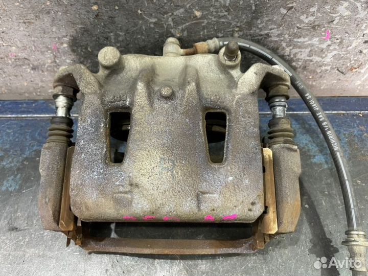 Суппорт передний левый Nissan Leaf ZE0