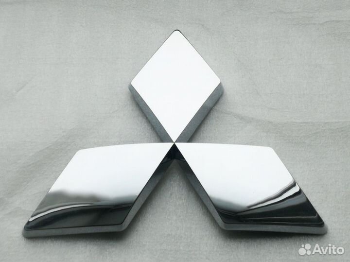 Эмблема решётки на Mitsubishi Outlander, Pajro