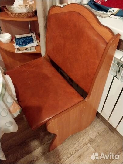 Кухонный уголок и 2 табуретки