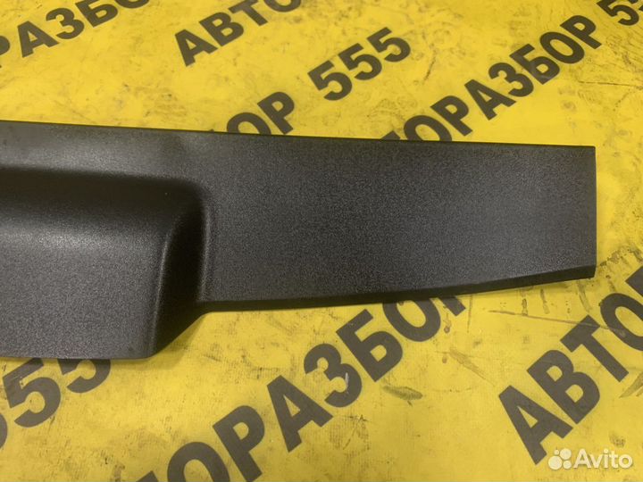 Обшивка двери багажника Toyota Auris E15