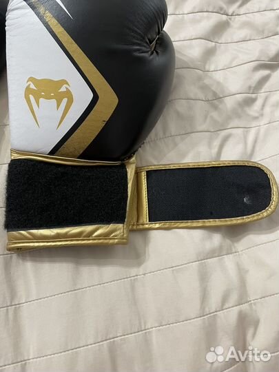 Боксерские перчатки 16 oz Venum