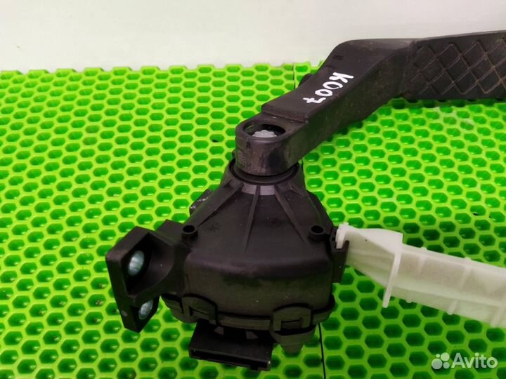 Педаль газа Volkswagen Touareg NF 7P5 crca 2013