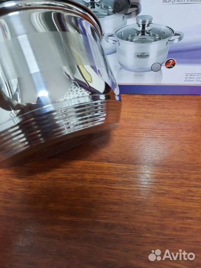 Набор новых кастрюль