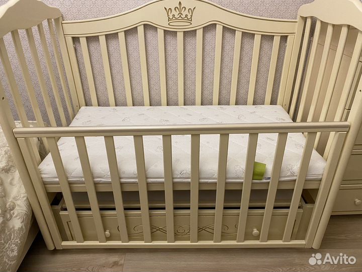 Детская кроватка с универсальным маятником